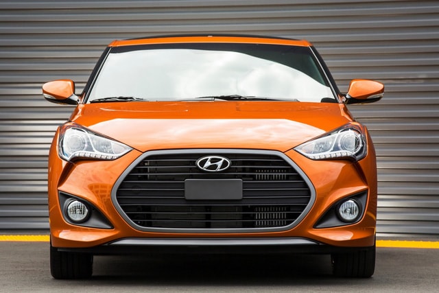 Tại thị trường Mỹ, Hyundai Veloster Value Edition được bán với giá khởi điểm 21.350 USD. Theo hãng Hyundai, Veloster Value Edition giúp khách hàng tiết kiệm 950 USD so với việc mua lẻ trang thiết bị và đắp vào phiên bản thường.