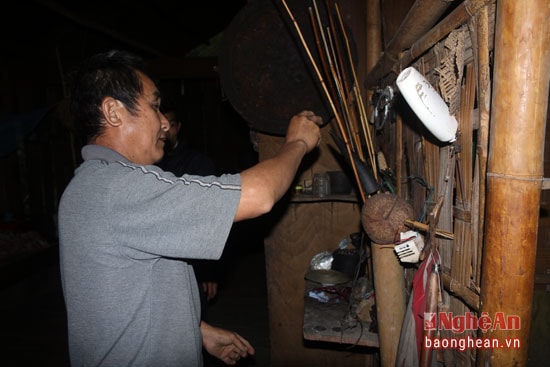 Căn bếp thiêng là nơi cúng tế tổ tiên của người Khơ Mú. Căn bếp này người lạ không được vào trong ngày Tết và cả ngày bình thường.