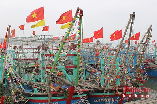 Hàng trăm chiếc tàu được khoác áo mới, nằm san sát bên nhau tại bến cá lạch Cờn. Ảnh HM