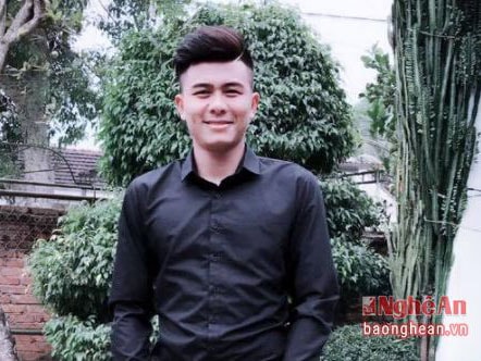 Trung vệ Phạm Mạnh Hùng bảnh bao đi chơi Tết trong thời gian có mặt tại quê nhà thị xã Thái Hoà, Nghĩa Đàn.