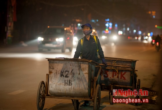 Những ngày cuối năm, lượng rác thải phát sinh có thể tăng đến 60-70% so với ngày thường nên những công nhân vệ sinh môi trường phải làm việc hết công suất