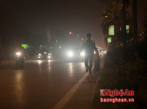 Để cho người dân đi du xuân ngày đầu tiên của năm mới trong không khí sạch sẽ tinh tươm, những người công nhân này phải đón giao thừa ngoài đường, làm việc thông ca.
