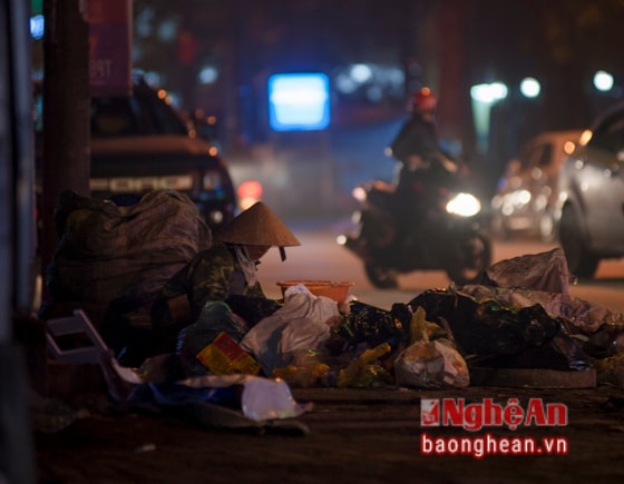 Cạnh đó những công nhân vệ sinh môi trường, một bác đang tranh thủ nhặt nhạnh những thứ có thể tận dụng hoặc bán được từ đống phế liệu được thải ra của một gia đình nào đó vừa dọn dẹp nhà cửa để đón xuân.