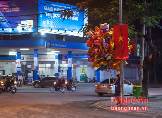 Những người đi chơi trên phố đang quay về để sum vầy với gia đình, đón thời khắc chuyển mùa thiêng liêng, nhưng người bán bóng bay này vẫn còn cố nán lại bởi bóng trên tay còn nhiều.