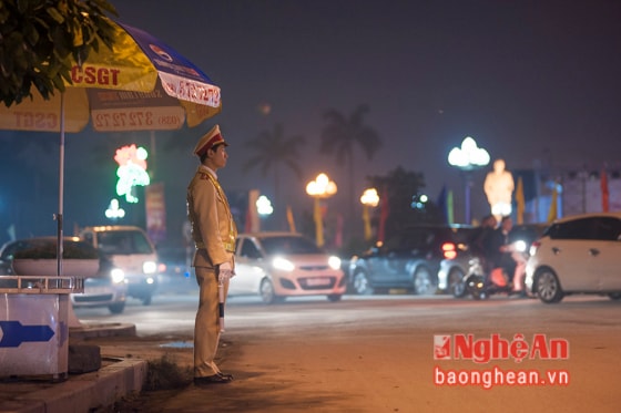 Mặc dù, không khí xuân đã len lỏi từng nhà, những chiến sỹ cảnh sát giao thông vẫn thầm lặng thức thâu đêm với những ca trực xa gia đình để đảm bào trật tự an toàn giao thông, giữ bình yên cho nhà nhà đón Tết trong niềm vui trọn vẹn.