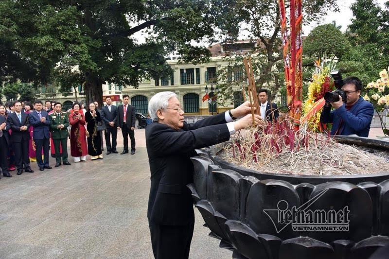 Tổng bí thư thả bộ bên Hồ Gươm ngày đầu năm mới