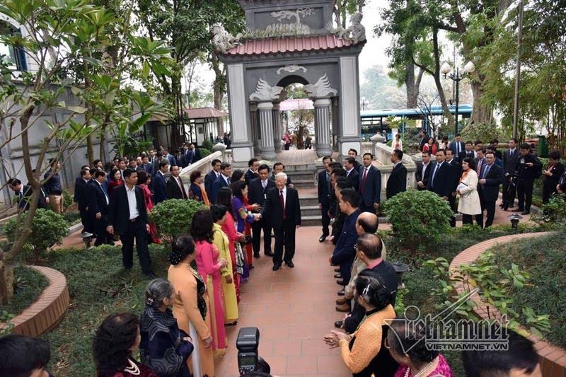 Tổng bí thư thả bộ bên Hồ Gươm ngày đầu năm mới