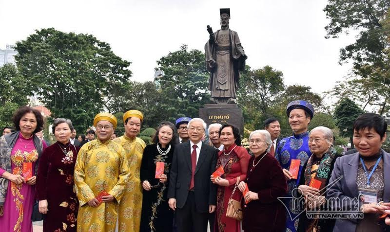 Tổng bí thư thả bộ bên Hồ Gươm ngày đầu năm mới