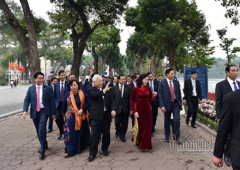 Tổng bí thư thả bộ bên Hồ Gươm ngày đầu năm mới