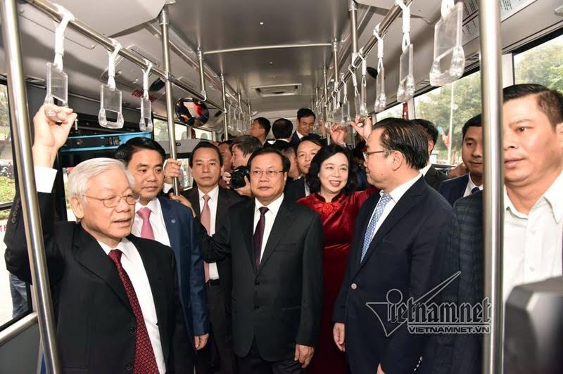 Tổng bí thư thả bộ bên Hồ Gươm ngày đầu năm mới