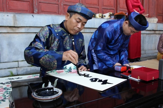 Ngoài việc tổ chức các trò chơi cung đình triều Nguyễn xưa, Trung tâm Bảo tồn cũng tổ chức cho chữ du khách tham quan đầu năm. Người nào thắng cuộc trong các trò chơi sẽ được tặng chữ.