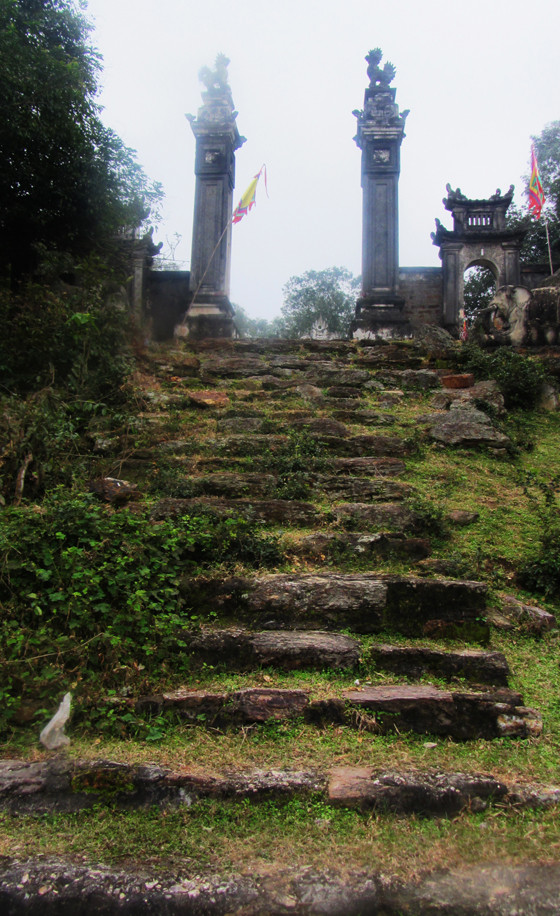 Được biết, ngôi đền này được xây dựng vào triều Nguyễn. Nằm trên núi cao, đường lên đền là những bậc tam cấp ghép đá.