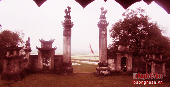Tam quan Đền thờ Nghĩa Vương Nguyễn Biểu (nhìn từ trong đền ra).