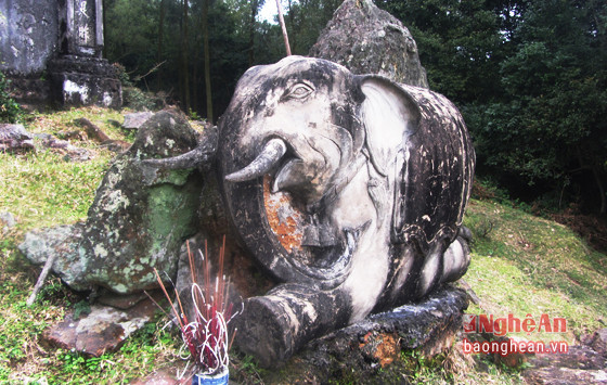 Trước cổng tam quan thờ Nghĩa Vương Nguyễn Biểu có voi thờ