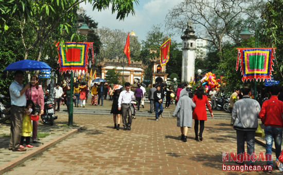 Không khí tại đền Hồng Sơn, Thành phố Vinh