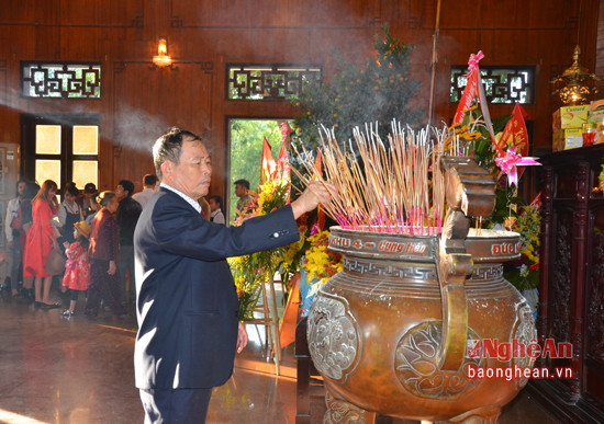 Cũng như bao người con đất Việt, năm nào cũng vậy, vào ngày đầu tiên của năm mới, ông Hoàng Văn Cường ở phường Trường Thi, Thành phố Vinh 