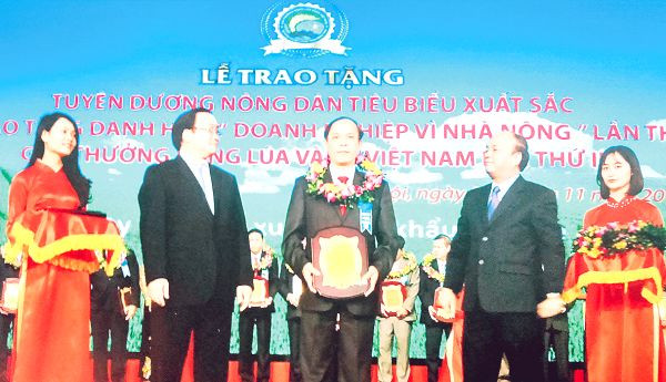 Giám đốc công ty Hồ Đình Thế nhận danh hiệu“Doanh nghiệp vì nhà nông”.