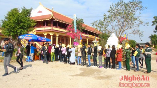  Người đến xin chữ rất đông, nhưng đây là phong tục tốt đẹp lại có ý nghĩa tinh thần rất lớn nên người dân không ngại xếp hàng chờ đợi để được sư thầy tặng chữ.