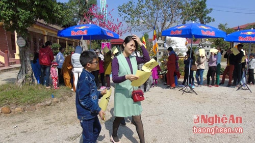 Mẹ con cùng đi lễ chùa, xin chữ.