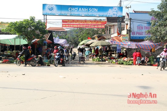 Mới sáng mùng 2 Tết nhưng phiên chợ đầu Xuân ở huyện vùng cao Anh Sơn đã diễn ra nhộn nhịp.