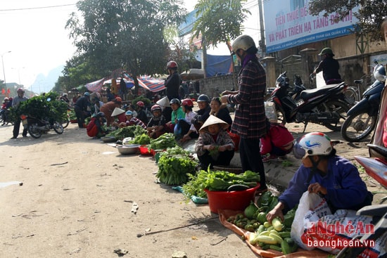 Khắp nơi người dân mang những bó rau tươi non ra chợ bán lấy may ngày đầu năm.