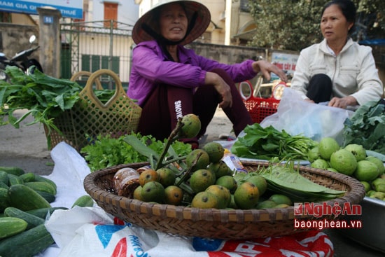 Những quả cau, lá trầu được các cụ mang đến chợ như 1 thức quà dân dã.