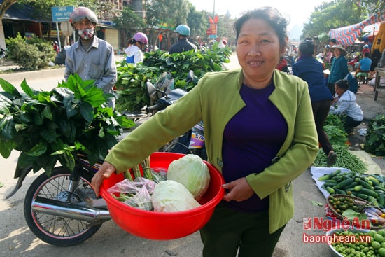 Người dân mang rau quả rao bán khắp nơi.