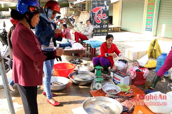 Tại các cửa hàng bán thịt, cá tấp nập người mua bán.