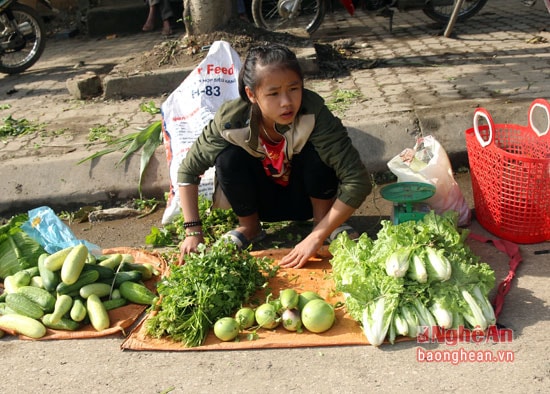 Một em bé bán hàng giúp mẹ ngày Tết.