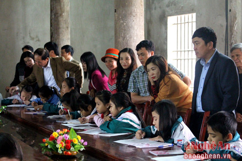 Các em học sinh thể hiện năng khiếu làm thơ, viết văn miêu tả quê hương đất nước, đổi mới của làng Quỳnh.