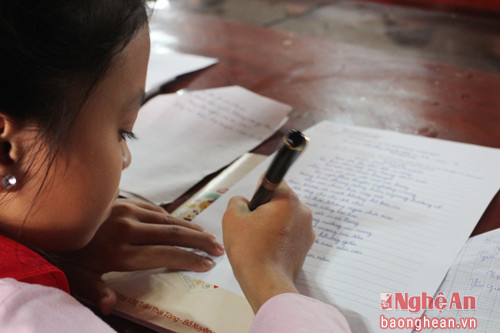 Các em học sinh thể hiện năng khiếu làm thơ, viết văn miêu tả quê hương đất nước, đổi mới của làng Quỳnh.
