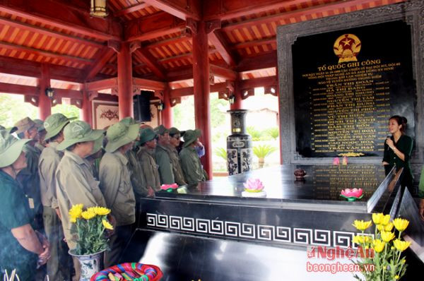 Những cựu chiến binh đã sớm có mặt tại Khu di tích Truông Bồn trên hành trình du xuân, thăm các khu di tích, danh lam thắng cảnh của quê hương. Ảnh: Huy Thư