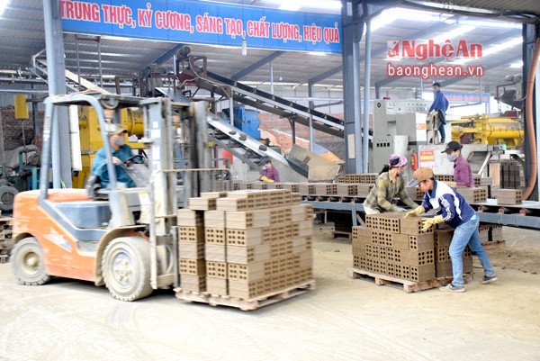 Dây chuyền sản xuất gạch ốp lát và gạch cotto của Công ty TNHH Hoàng Nguyên ở xã Nghĩa Dũng.
