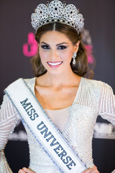 Gabriela Isler trở thành Hoa hậu Hoàn vũ 2013 và nhận lại vương miện từ Olivia Culpo. Người đẹp 25 tuổi sở hữu chiều cao 1,78 m với chỉ số hình thể 90 - 60 - 90. Cô hoạt động như một người mẫu thời trang tại quê nhà.