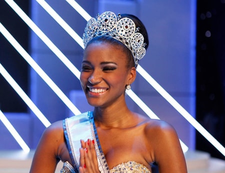 Leila Lopes - người đẹp đến từ Angola - đem về chiến thắng thứ tư cho châu Phi tại Miss Universe 2011. Leila Lopes, sinh năm 1986, tốt nghiệp ngành Quản trị Kinh doanh tại Anh. Cô sở hữu gương mặt với những đường nét hoàn hảo và chiều cao 1,79 m.