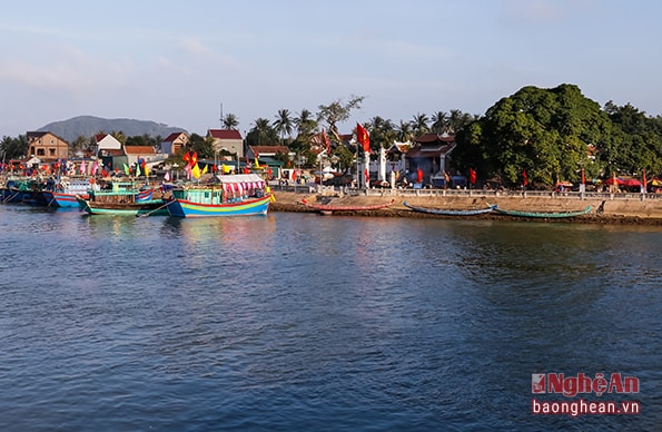 Đền Cờn tọa lạc tại phường Quỳnh Phương, Thị xã Hoàng Mai. Đền được mệnh danh là linh thiêng bậc nhất của xứ Nghệ