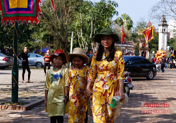 Sáng mùng 2 tết trời nắng nhẹ, không khí mát mẻ đây là điều kiện lý tưởng để các em nhỏ được bố mẹ cho đi du xuân cùng. Ảnh: Đức Anh