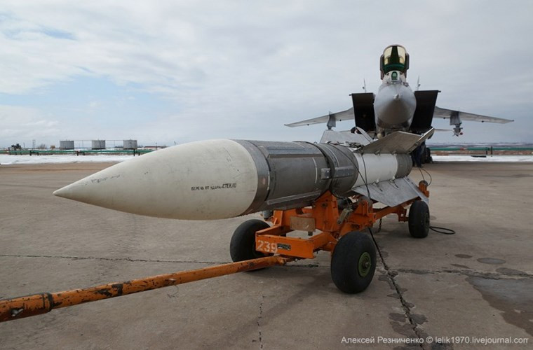 R-33 (định danh NATO là AA-9 Amos) là mẫu tên lửa không đối không tầm xa hiện đại nhất của Không quân Nga hiện nay. Nếu AIM-54 gắn liền với tên tuổi chiến đấu cơ F-14 Tomcat thì R-33 lại là vũ khí không thể thiếu trên dòng tiêm kích đánh chặn siêu âm MiG-31 Foxhound nổi tiếng. Nguồn ảnh: militaryrussia.ru.