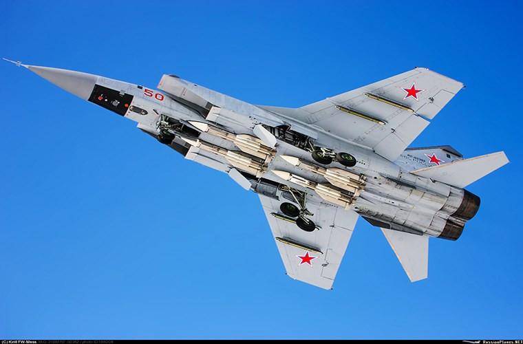 Đề án phát triển R-33 được Liên Xô hoàn thành vào năm 1970 và đã sẵn sàng cho thử nghiệm phóng từ máy bay chuyên dụng. Tuy nhiên lúc đó MiG-31 vẫn chưa ra đời và để có thể triển khai R-33 các thiết kế sư đã phải cải tạo những chiếc MiG-25 và MiG-21 thành các phương tiện phóng thử nghiệm. Nguồn ảnh: militaryrussia.ru.