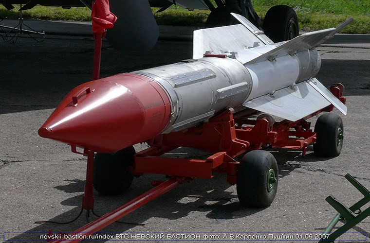 Về cơ bản nguyên lý hoạt động của tên lửa R-33 tương tự như AIM-54, là sự kết hợp giữa hệ thống radar dẫn đường bán chủ động cho phép tự thu thập dữ liệu và cập nhập dữ liệu về mục tiêu khi bay và sự điều hướng quán tính để dẫn tên lửa đến đúng mục tiêu. Trong khi đó radar mảng pha Zaslon trên MiG-31 cho phép nó có thể triển khai từ 1-4 tên lửa R-33 tấn công đồng thời các mục tiêu riêng biệt. Nguồn ảnh: nevskii-bastion.ru