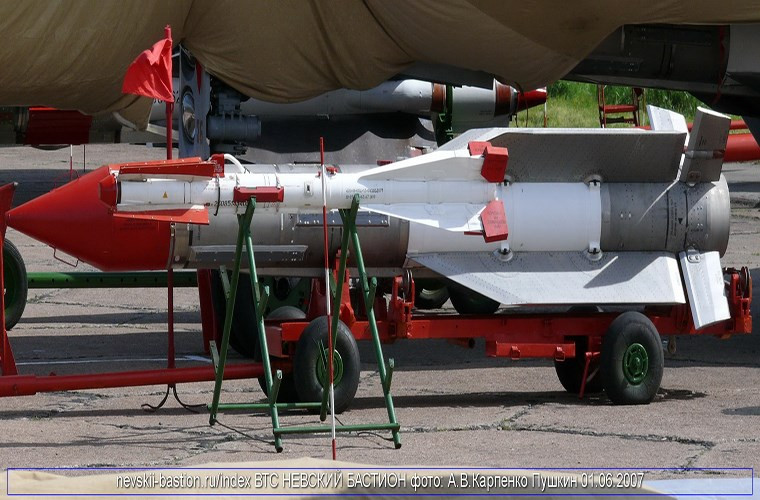 Trong quá trình thử nghiệm R-33 trên biến thể MiG-25P-10, mẫu tên lửa không đối không này tiếp tục được các thiết kế sư Liên Xô hoàn thiện nhất là việc sử dụng hệ thống giá treo vũ khí mới dành cho R-33. Và mục tiêu bay đầu tiên R-33 bắn hạ khi được phóng đi từ một chiếc MiG-31 là MiG-17, thử nghiệm này được thực hiện vào đầu năm 1977. Nguồn ảnh: nevskii-bastion.ru