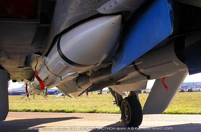Cận cảnh những quả tên lửa R-33 bên dưới thân của một chiếc MiG-31. Nguồn ảnh: nevskii-bastion.ru