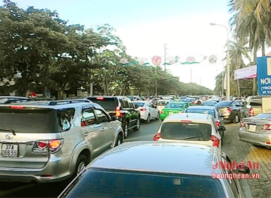 Tình trạng ách tắc giao thông đang diễn ra ngày một nhiều trên địa bàn thành phố Vinh. Ảnh: Thu Huyền