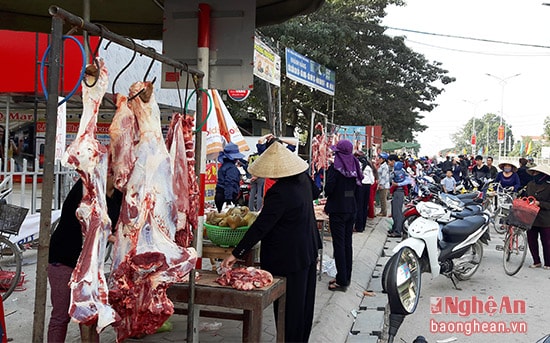 giá cả các loại thực phẩm tương đối ổn định trước và trong tết, sức mua giảm. Ảnh Hồng Diện