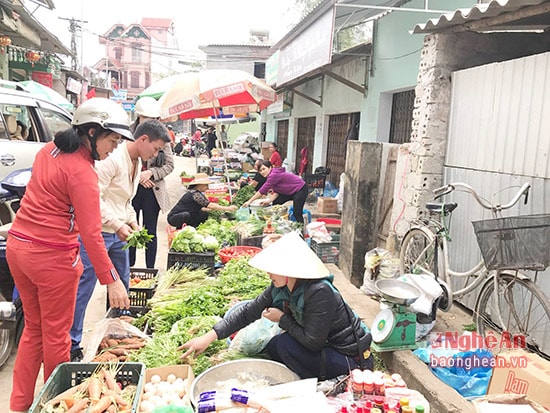 Người dân mua rau xanh phục vụ món lẩu. Ảnh Minh Thái