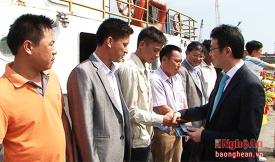 Chủ tịch Hội đồng thành viên  Tổng công ty hàng hải Việt Nam chức tết cán bộ, nhân viên Xí nghiệp xếp dỡ cảng Cửa Lò