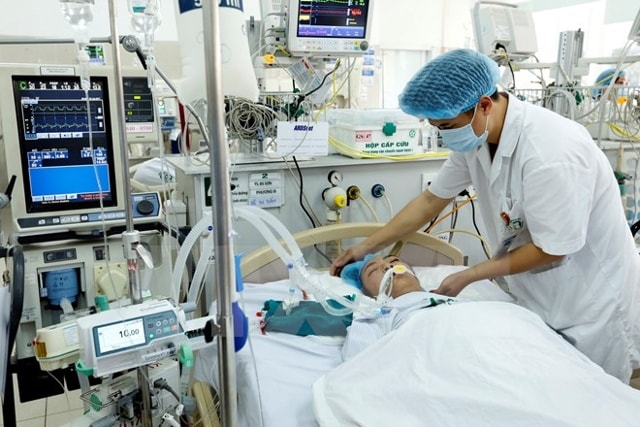 Chăm sóc bệnh nhân cấp cứu trong những ngày Tết ở bệnh viện Bạch Mai. (Ảnh: Dương Ngọc/TTXVN)