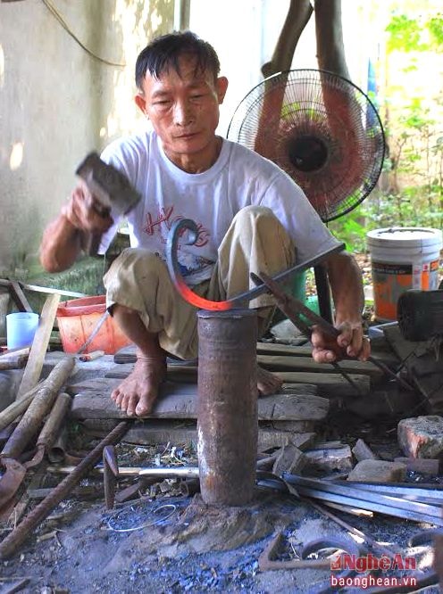 Ông Doãn Hữu Xin là một trong hai người còn bám trụ lại với nghề rèn.