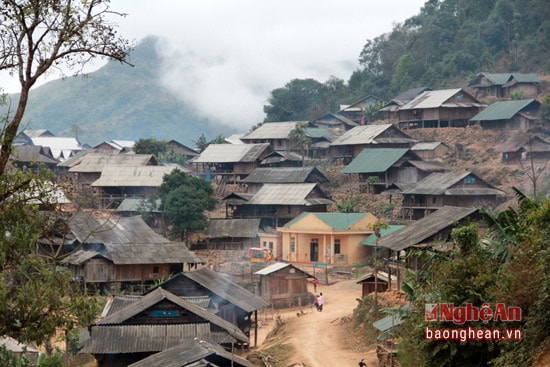 Ngôi nhà là một không gian đặc biệt nên lễ ăn mừng nhà mới trở thành nghi lễ quan trọng trong cộng đồng người Khơ Mú. Trong cộng đồng, hễ có lễ mừng nhà mới là vui cả bản. Trong một chuyến đến với bản Hạt Tà Vén, chúng tôi có dịp chứng kiễn lễ mừng nhà mới của một người dân trong bản.