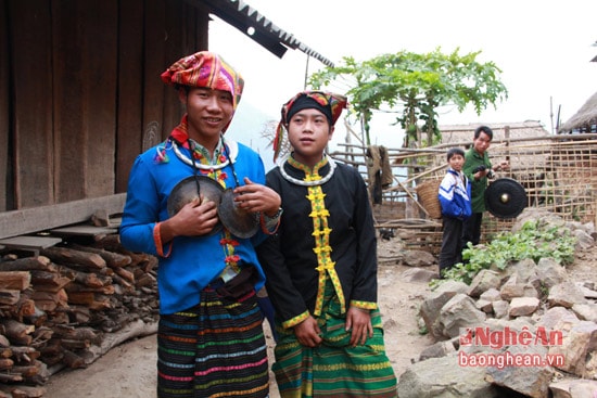 Nghi lễ kỳ lạ nhất và cũng rất hấp dẫn trong đám mừng nhà mới của người Khơ mú ở xã Keng Đu đó là màn trai giả gái cùng những người lớn, trẻ con gõ chiêng đến từng nhà trong bản để “xin”. Chủ nhà cho gì thì nhận nấy. Có thể là một mớ rau, bắp ngô, trái ớt cay, chút muối...